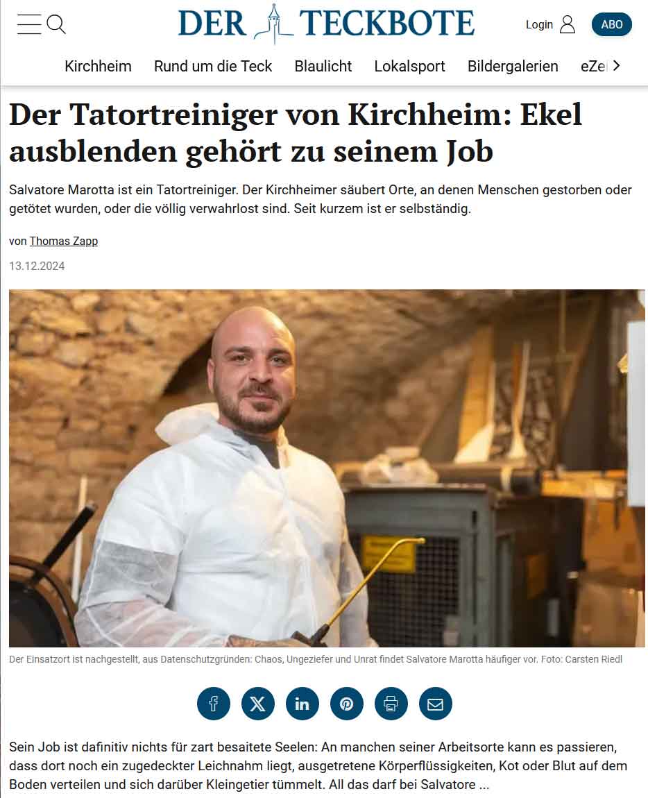 Tatortreiniger-Teckbote-20241213 TDO-Services Salvatore Marotta im der Zeitung Teckbote aus Kirchheim unter Teck. Er trägt einen weißen Schutzanzug und eine Spritze um zu desinfizieren.